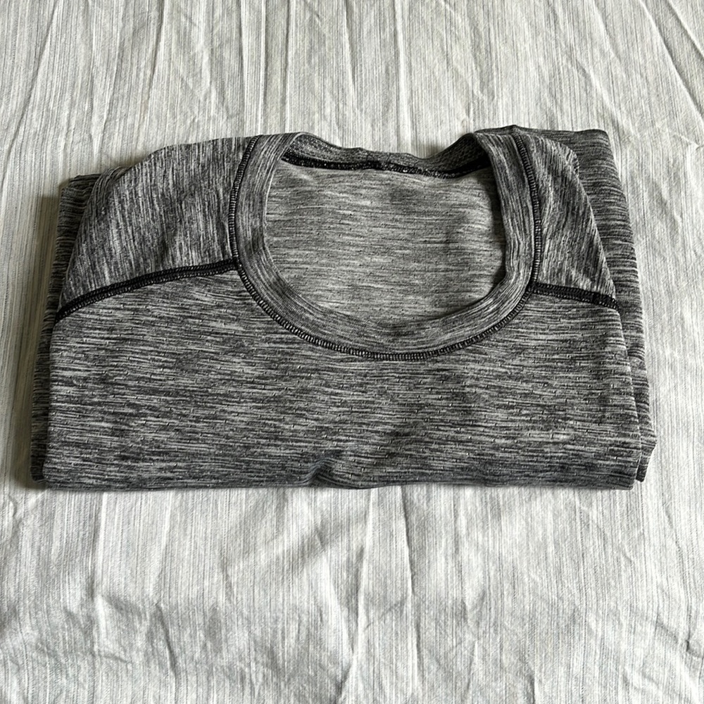 LULULEMON LIKE NEW METAL VENT T SIZE LARGE